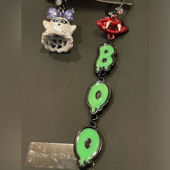 BETSEY JOHNSON NIB Glow In The Dark Ghost & Vampire Lips BOO Halloween Earrings - Picture 4 of 13
